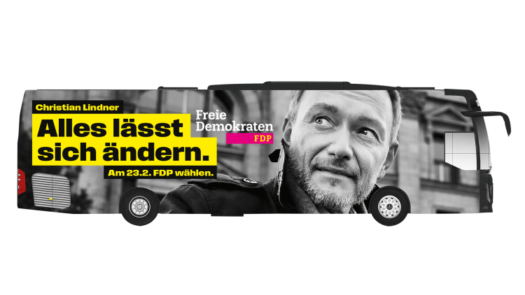 Bus mit Christian Lindner bedruckt